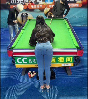 打台球不如看球 男人动力美女摆球员-资源社